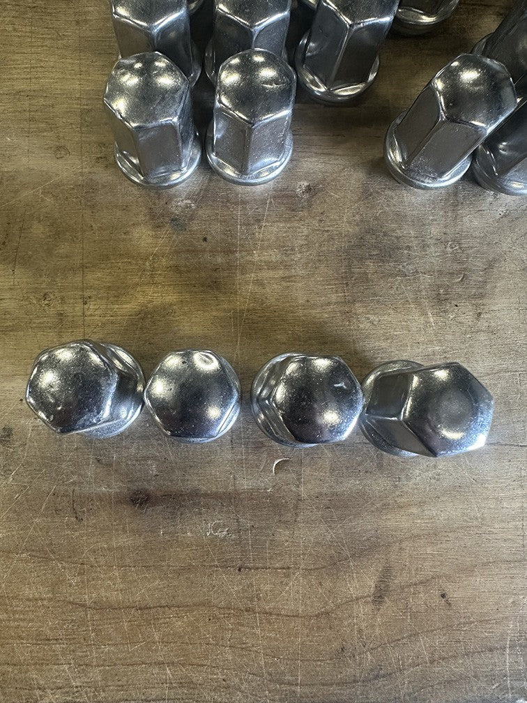 Set Of 32 BLEMISHED TAKEOFF GM Chevy Silverado Factory Polished 14x1.5 Lug Nuts1