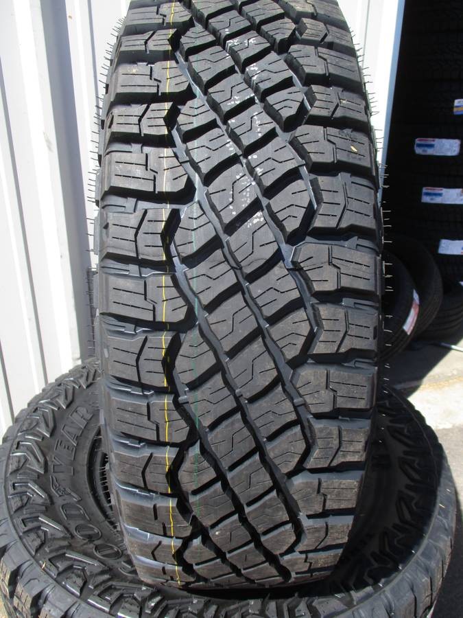 2023-2026 GMC Canyon Black & Machine 18" AT4 Replica Wheels Goodyear MT Tires1