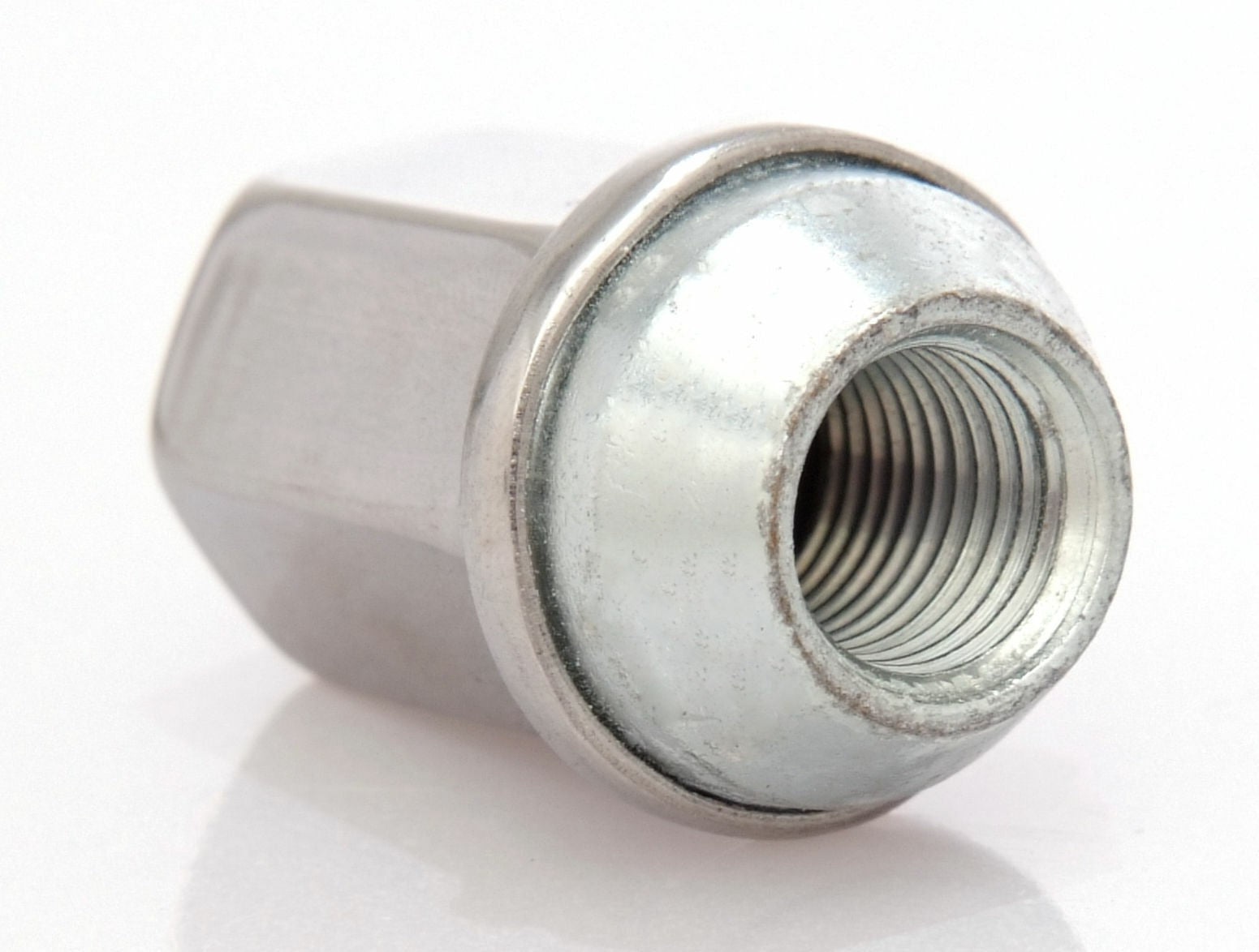 Set Of 32 NEW TAKEOFF GM Chevy Silverado Factory Polished 14x1.5 Lug Nuts1