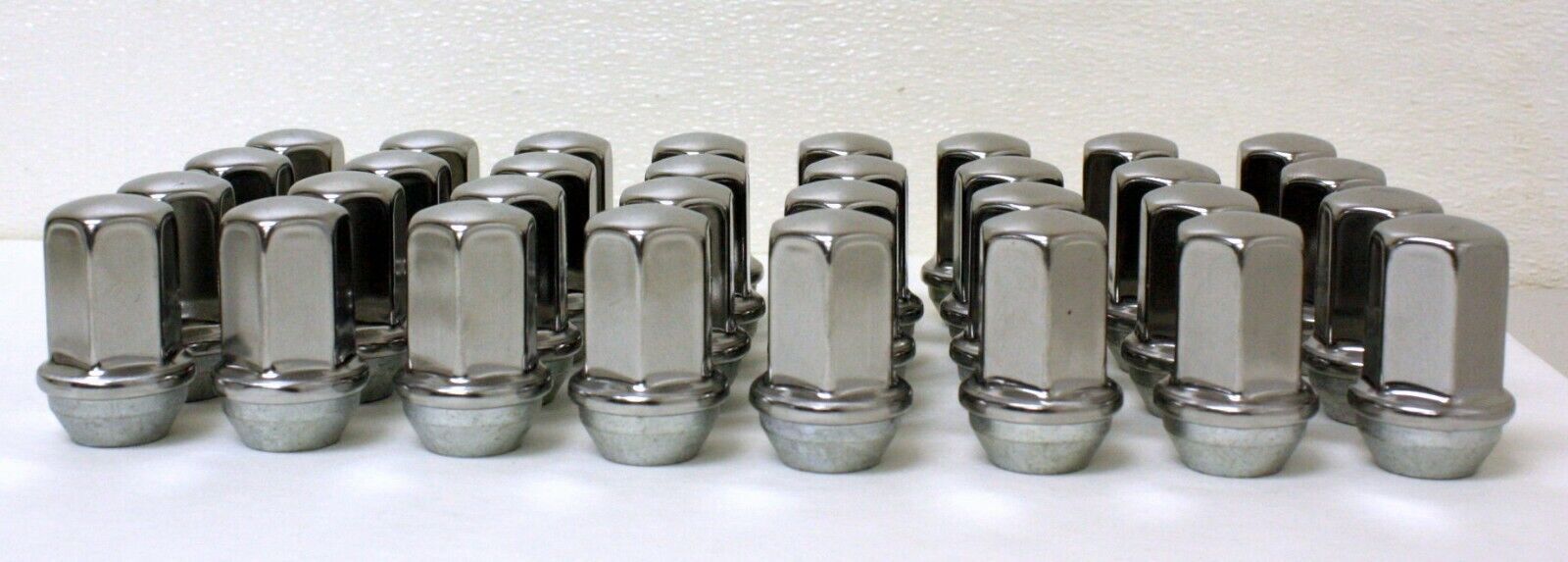 New Set 32 Chevy Silverado 2500 3500 HD Factory OEM Stainless Lug Nuts 95960701