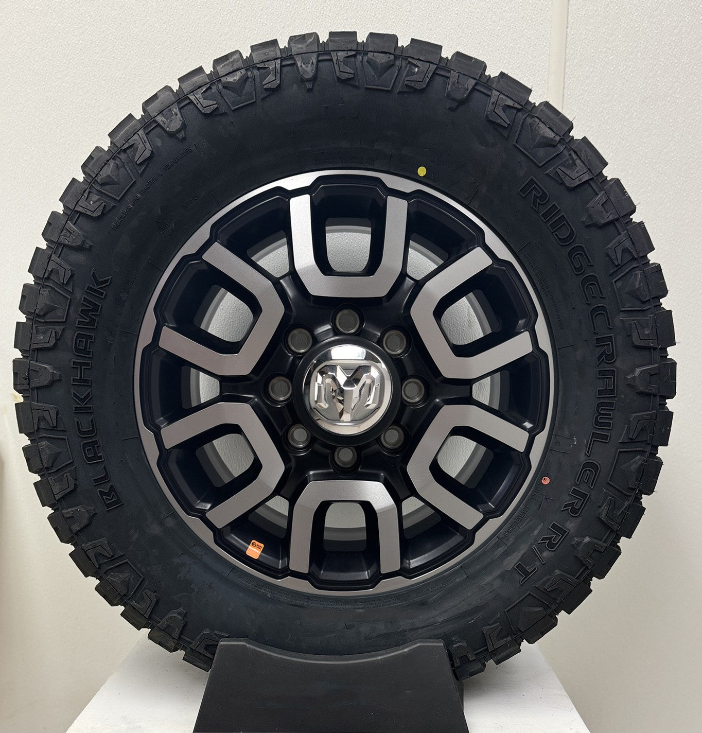 18" Ram 2500 3500 8-lug Gunmetal Polished OEM Wheels With 33x12.50R18 Tires SET0