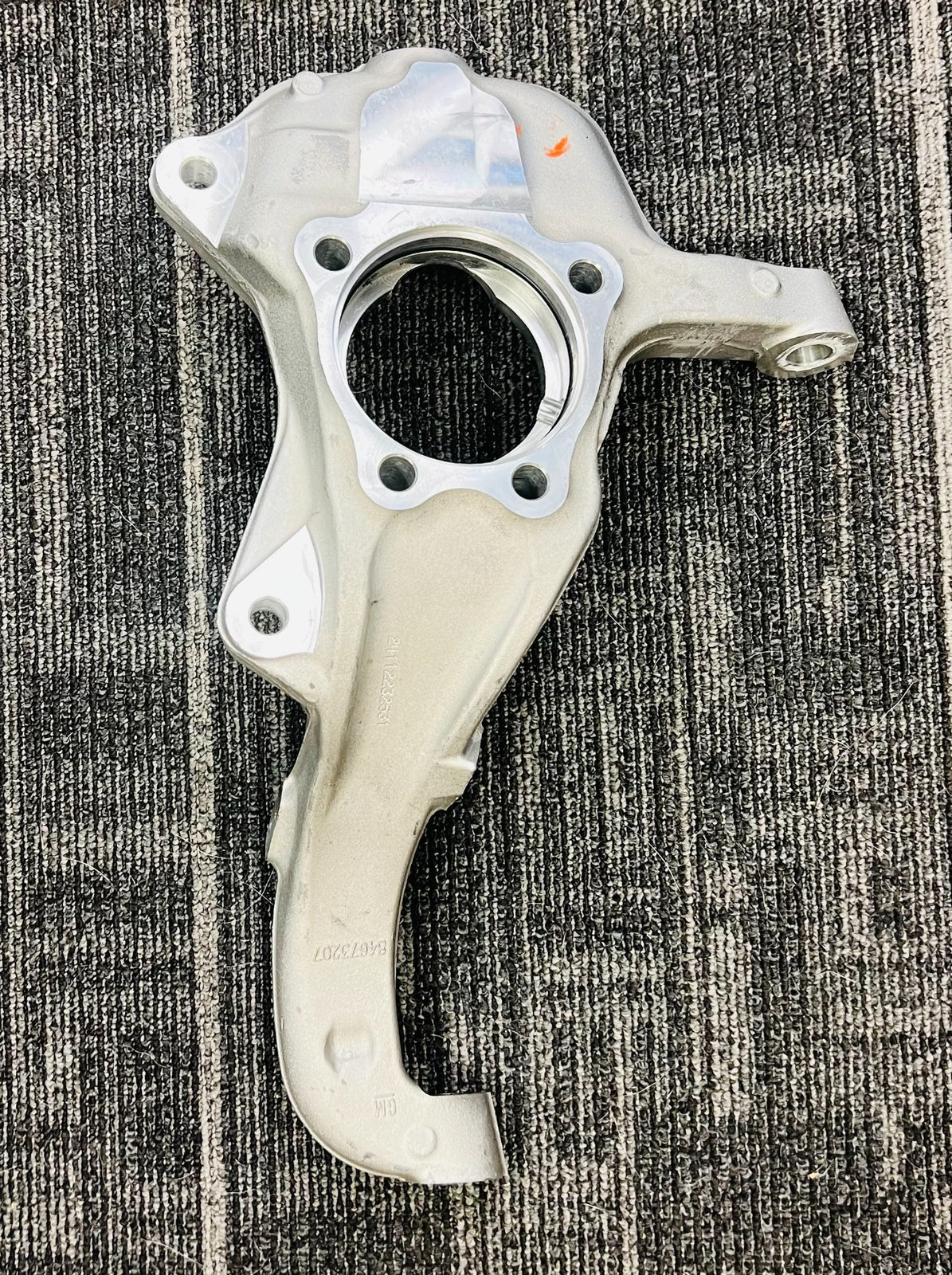 2019-2026 Chevrolet Silverado GMC Sierra 1500 LH OEM Steering Knuckle 846732071