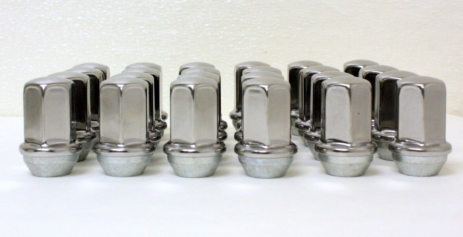 New Set Of 24 GM Chevy Tahoe Factory Polished 14x1.5 Lug Nuts 95960702