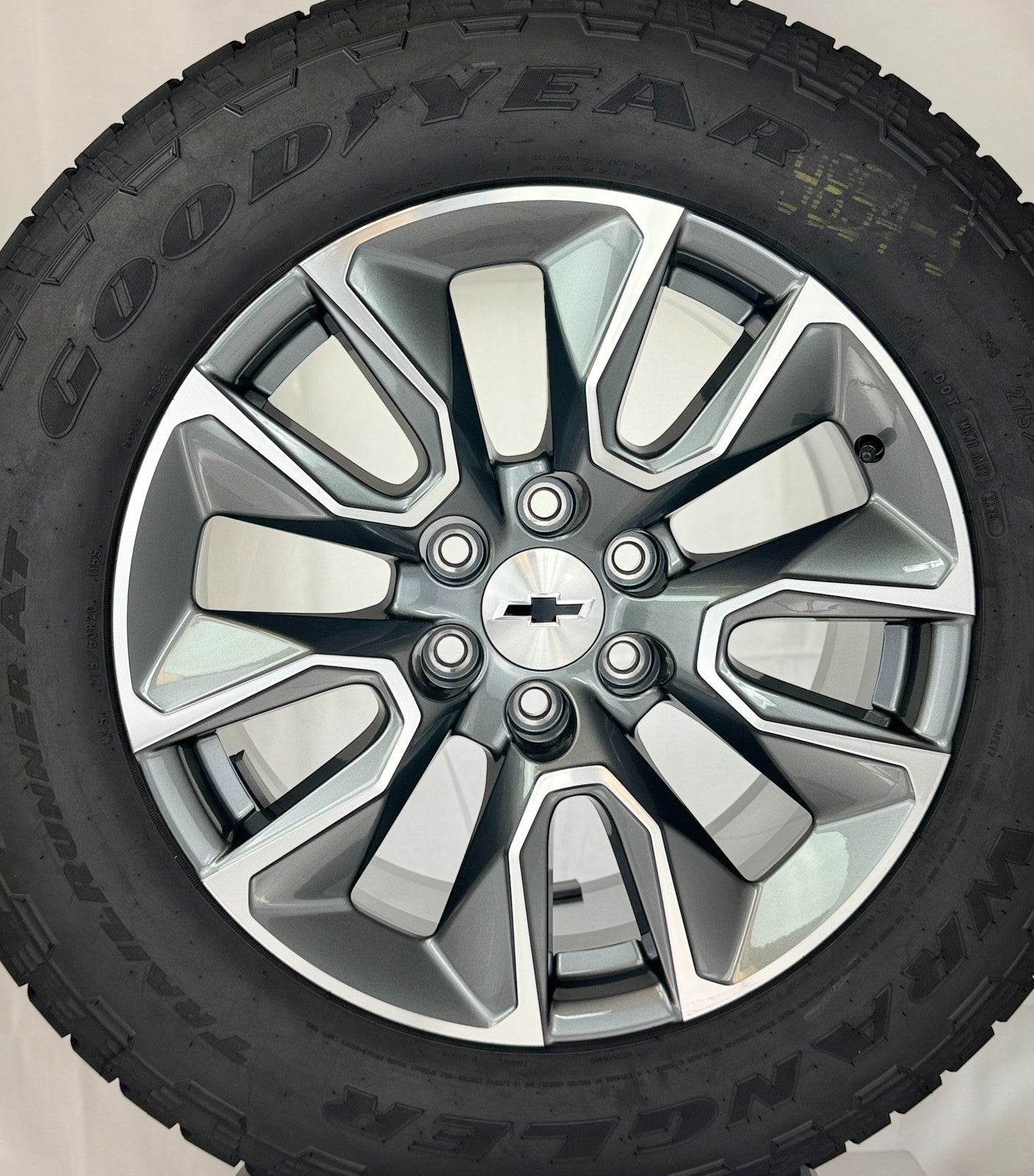 20" Chevy Silverado Gunmetal OEM Wheels Goodyear A/T Tire TPMS LUG NUT 2000-20262
