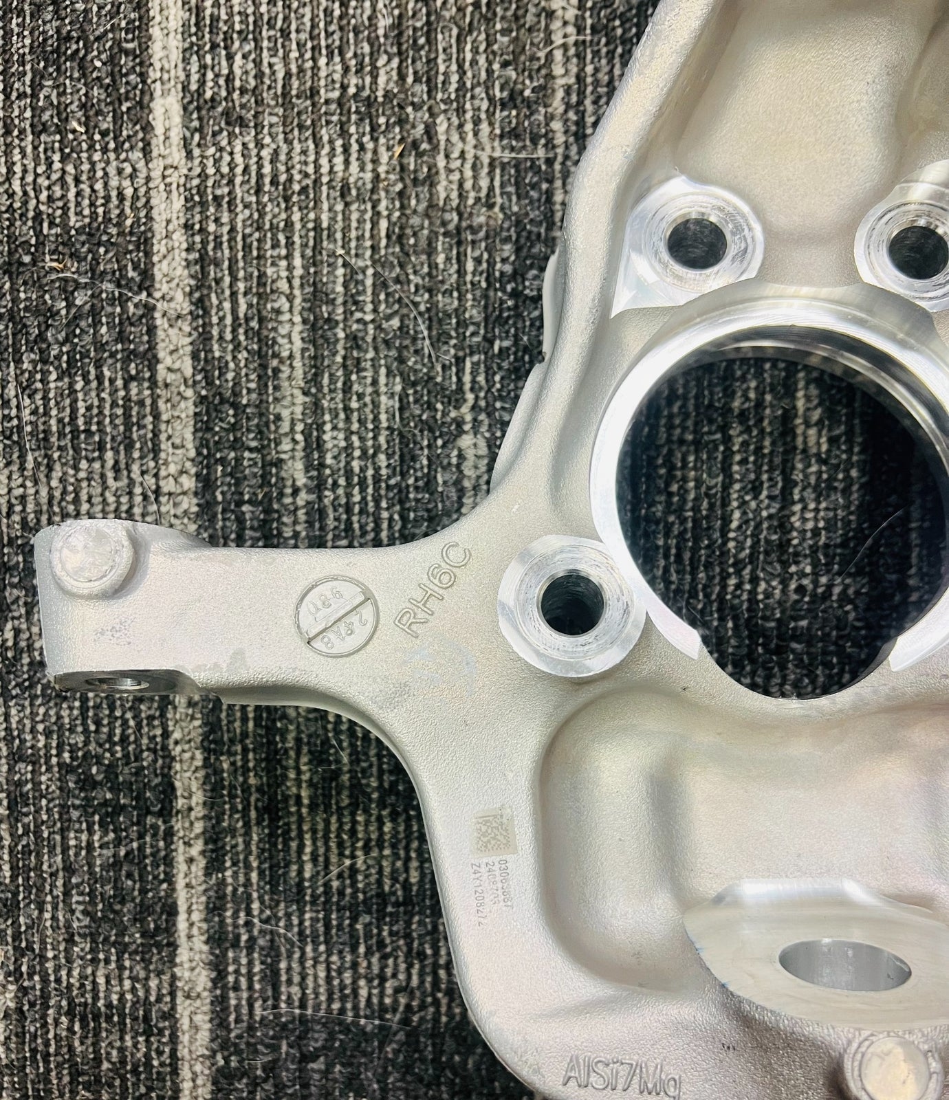 2019-2024 Chevrolet Silverado GMC Sierra 1500 RH OEM Steering Knuckle 846732103